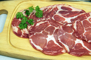 tranches de coppa sur une planche à découper
