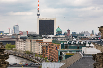 Blick von oben auf den Fernsehturm, die Spree und den Dom zu Berlin