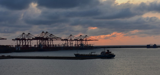 Fototapeta na wymiar Sri Lanka, Colombo - December 31 2019 - The port of Colombo at sunset