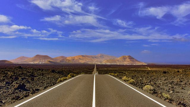 La impresionante carretera de Yaiza a Timanfaya