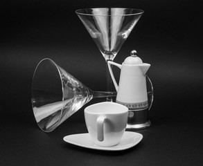 bicchieri in bianco e nero con una tazza di caffè