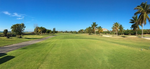 Obraz premium Superbe terrain de golf de Varadero, Cuba, en bordure de mer