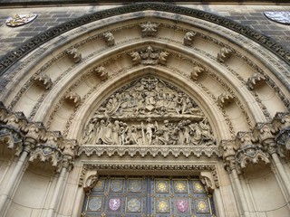 Obraz premium Eingangspüortal der Kathedrale von Wyschehrad, Prag