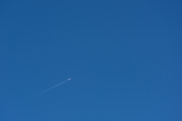 飛行機と青空