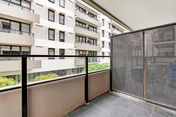 Empty and unfurnished brand new apartment