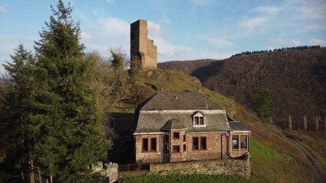 Klotten mit Burgruine Coraidelstein im Moseltal