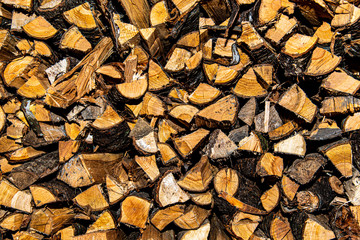積み上げられた薪