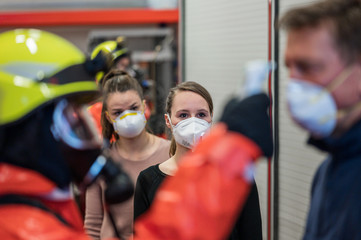 Corona Virus Pandemie ist ausgebrochen. Feuerwehrleute in Seuchenschutzausrüstung und medizinische...