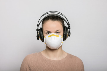Frau mit Mundschutz Maske hört Musik mit Kopfhörer