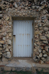 Vieille porte sur un mur de pierre à Varadero, Cuba