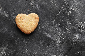 Obraz premium Delicious homemade cookie hearts on a dark background. Top view. Place for text.