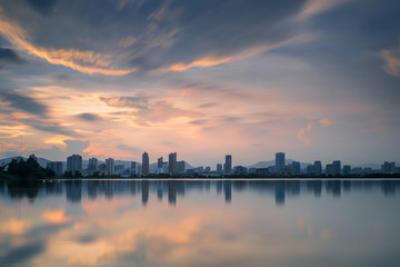 The lake is like a mirror, reflecting the scenery of the city