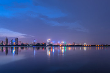 Obraz premium The lake is like a mirror, reflecting the scenery of the city