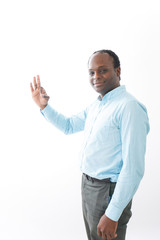 グッドサインをする黒人の男性