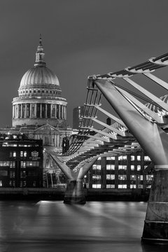 Fototapeta St Paul's Cathedral along the length of Millennium Bridge, Black and White