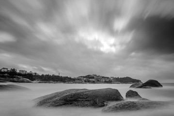 In the morning, there are more and more clouds by the sea