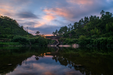 Obraz premium Artificial lakes, pavilions and running water in the setting sun