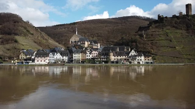Beilstein mit Ruine Burg Metternich im Moseltal im Winter