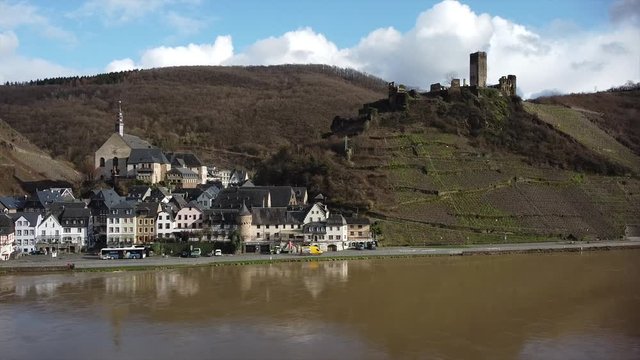Beilstein mit Ruine Burg Metternich im Moseltal im Winter