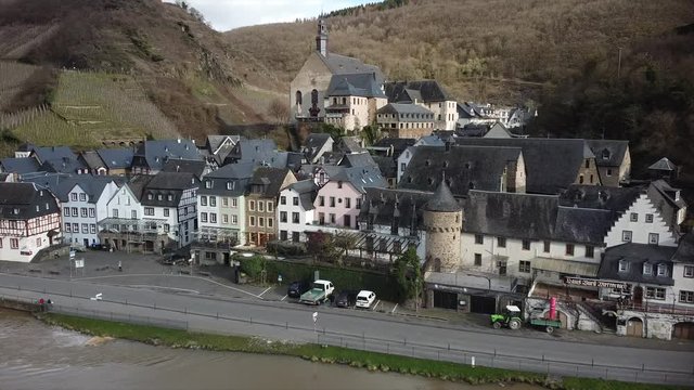 Beilstein mit Ruine Burg Metternich im Moseltal im Winter