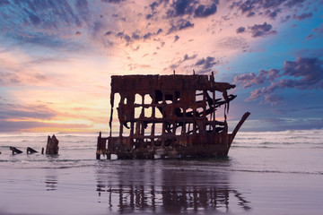 Fototapeta na wymiar panoramic view of shipwreck at the beach in Oregon