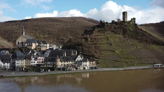 Beilstein mit Ruine Burg Metternich im Moseltal im Winter