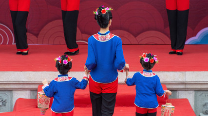 The arrangement process of Chinese national headwear, Mazu headwear on Meizhou Island