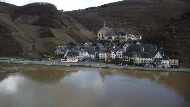 Beilstein mit Ruine Burg Metternich im Moseltal im Winter