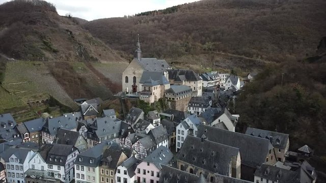 Beilstein mit Ruine Burg Metternich im Moseltal im Winter