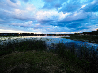 Obraz premium Lake with blue skies and clouds reflected