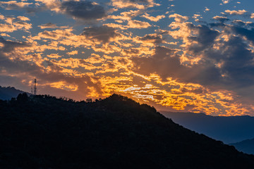 The sunset cloud has dyed the lake red, and the sky is connected with the water