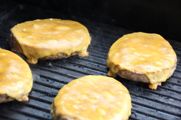 Burger Patties mit Käse Grillen Grill