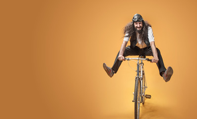 Portret van een magere nerd op een fiets