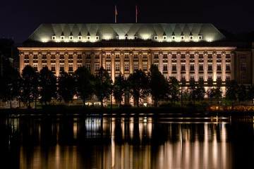 Fototapeta premium Kontorhaus in Hamburg an der Alster