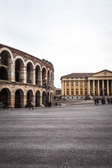 Fototapeta na wymiar Vista a la Arena de Verona y a la arquitectura de la ciudad de Verona, Italia