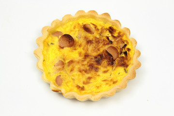 petite tartelette à la saucisse sur un fond blanc
