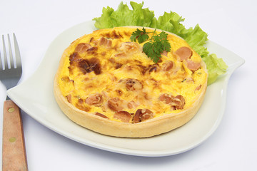 petite tartelette à la saucisse sur un fond blanc