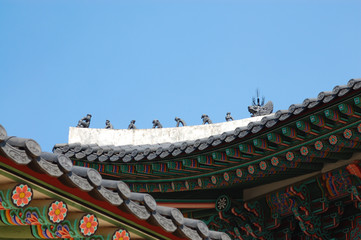 Fototapeta na wymiar 한국 궁전의 목조건축에 있는 아름다운 전통 다색의 도장