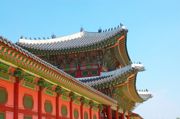 한국 궁전의 목조건축에 있는 아름다운 전통 다색의 도장