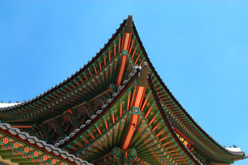 Naklejka premium 한국 궁전의 목조건축에 있는 아름다운 전통 다색의 도장