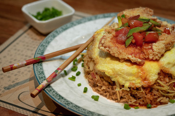 Arroz chaufa con pollo broaster en salsa tipakay.