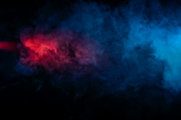 Texture abstraite de fumée rétroéclairée en bleu rouge sur fond noir.