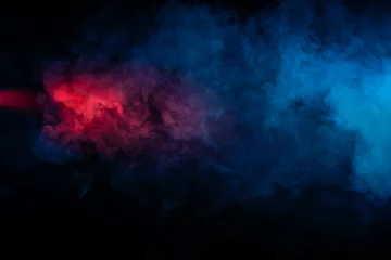 Crédence de cuisine en verre imprimé Fumée Texture abstraite de fumée rétroéclairée en bleu rouge sur fond noir.