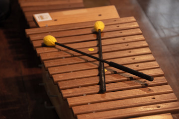 Xylofone e baquetas, detalhes do instrumento musical