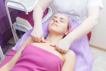 Obraz na płótnie Canvas Preparation of the client for buccal massage.