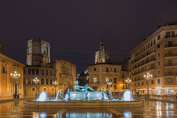 Naklejka na ściany i meble Plaza de la Virgen (Virgen square) and fountain Rio Turia in Valencia at night, Spain