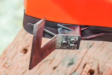 A knife that limits the length of the fishing line. Gas trimmer element.