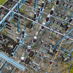 Detailreiche Ansicht eines Umspannwerkes