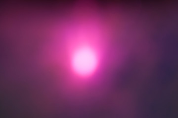 abstracción en degradado de tonos morados con punto luminoso en el centro