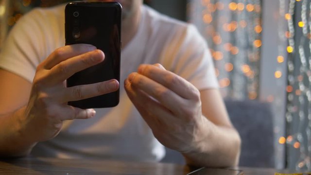 man removes engagement ring after reading a message on the phone